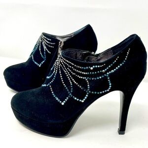 Roberta di Cameron Italian Designer black suede platform pumps.